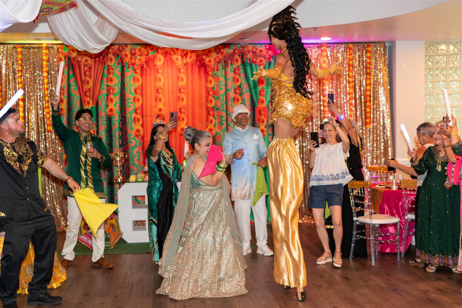 Zanqueros animando una quinceañera
