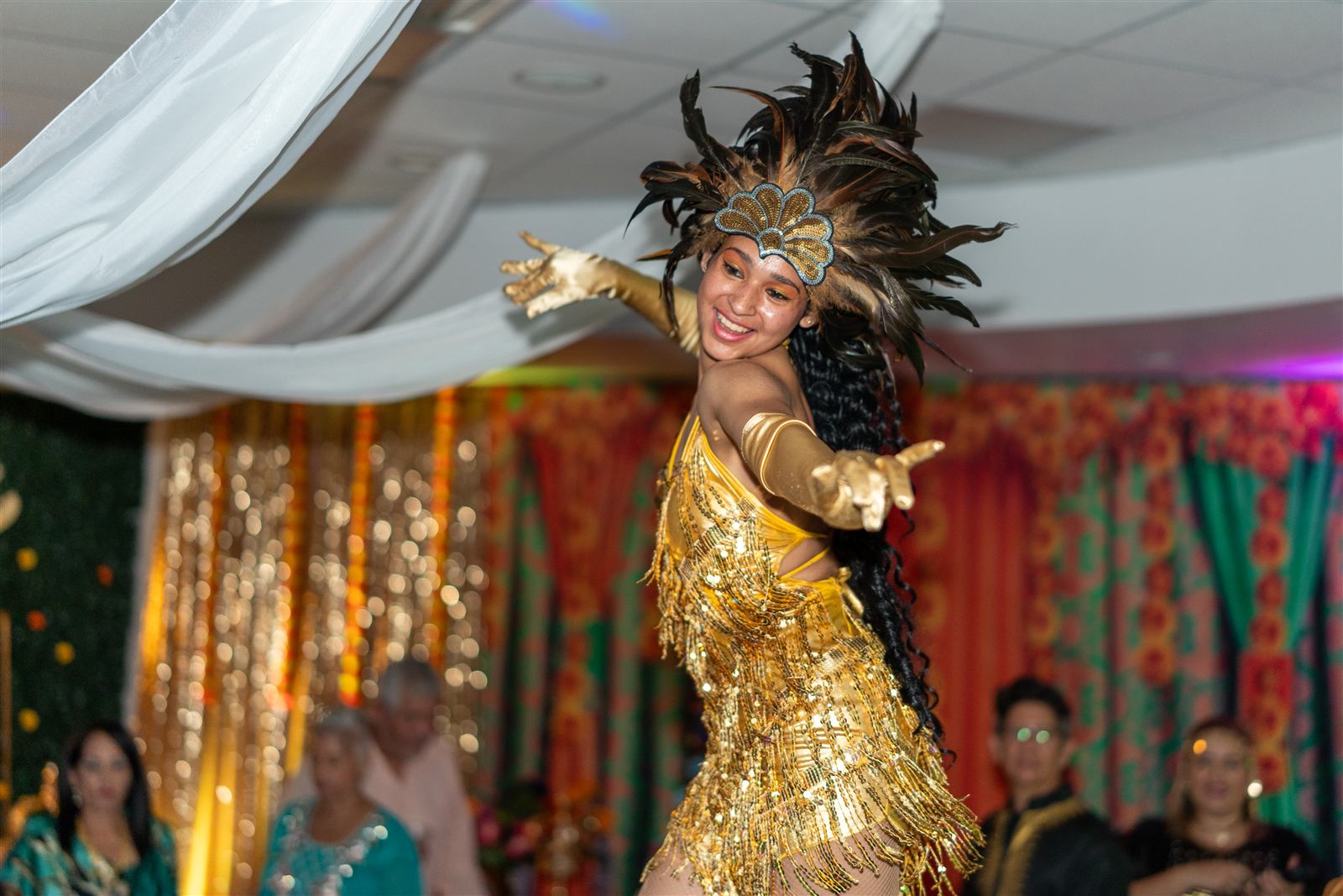 Zanquera dorada con penacho en quinceañera