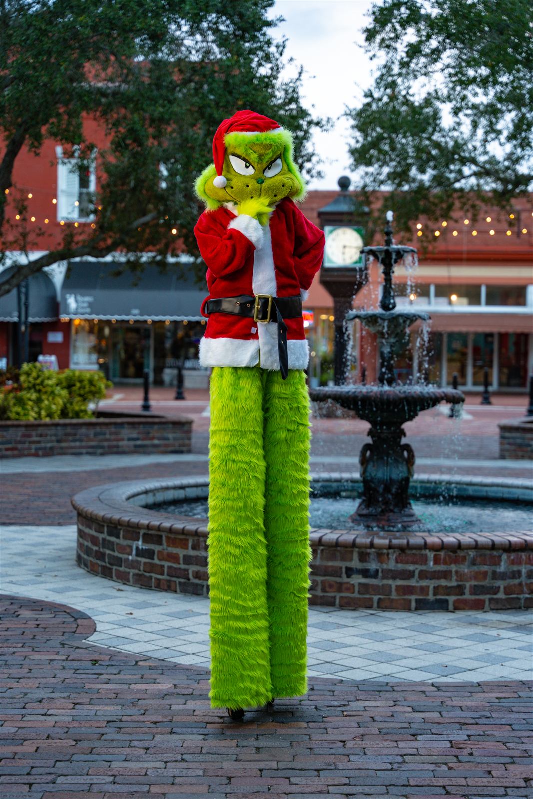 Zanquero vestido de Grinch navideño