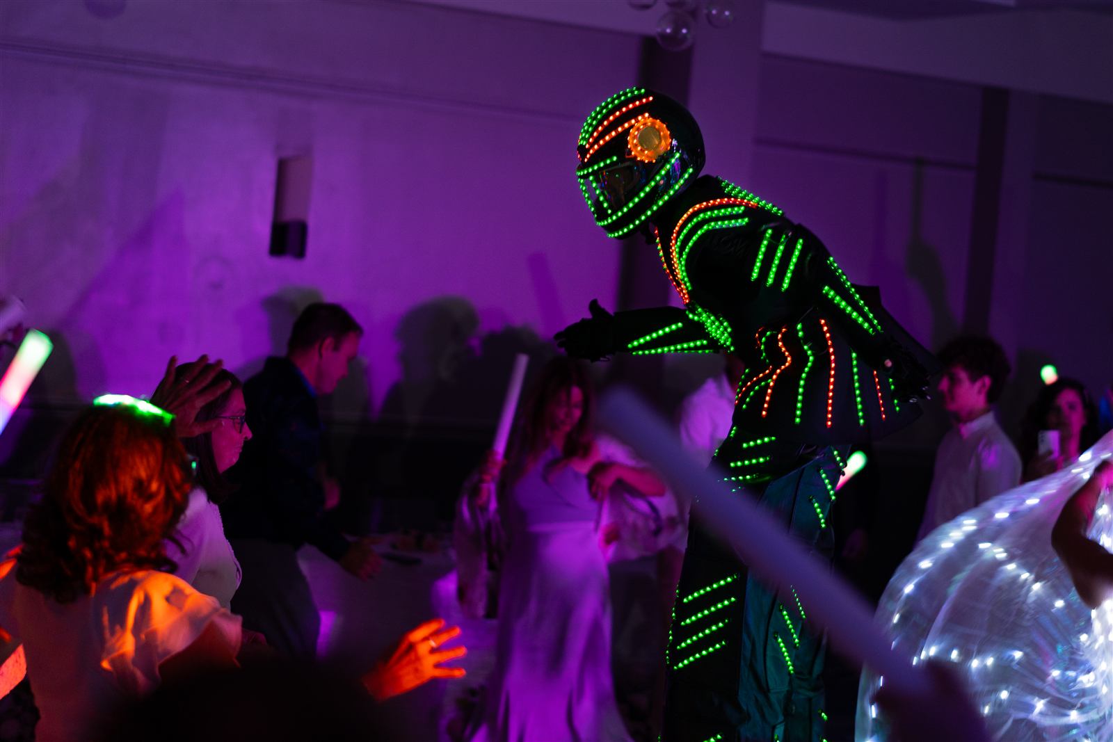Zanquero LED en la pista de baile