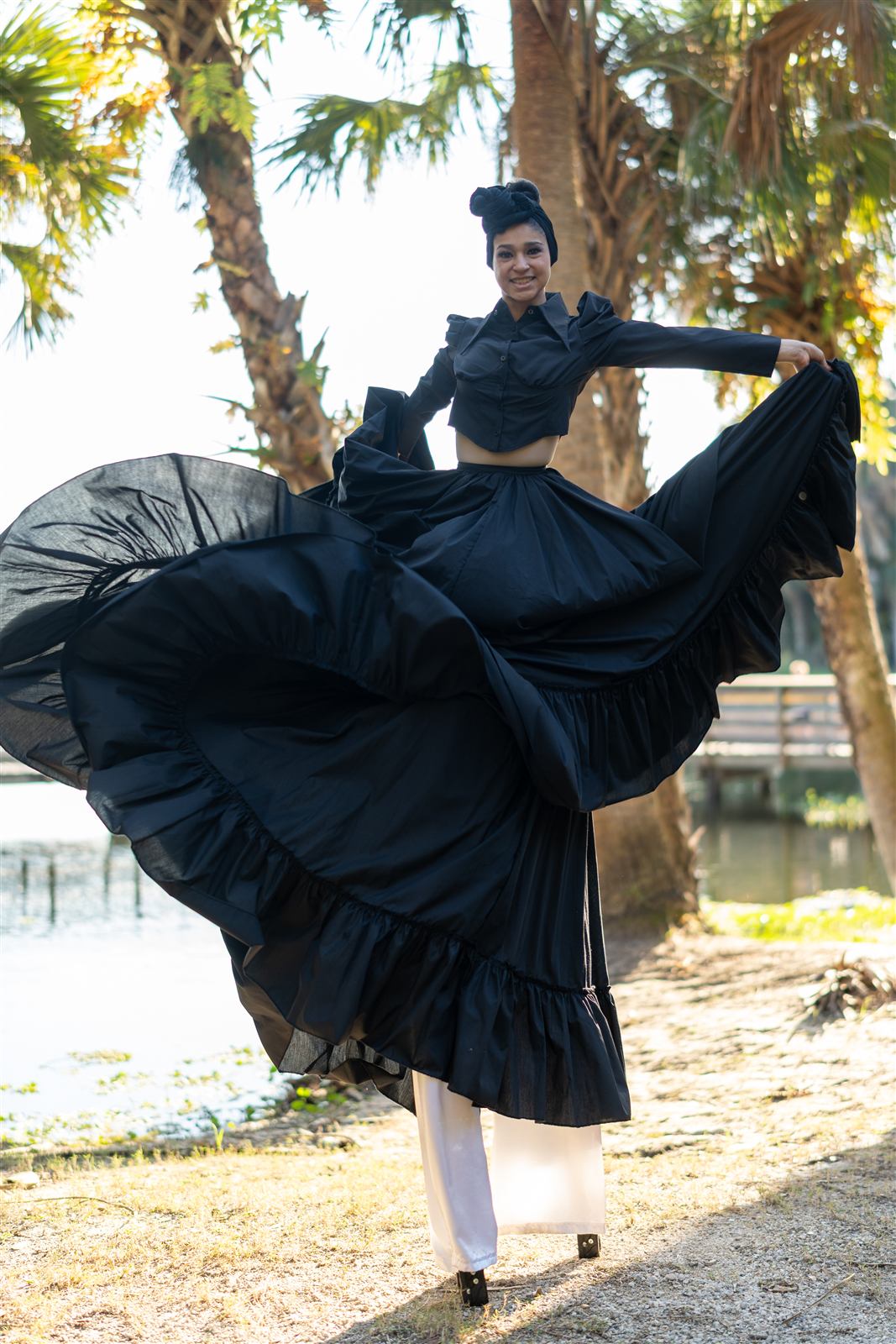 Zanquera con vestido negro de vuelo