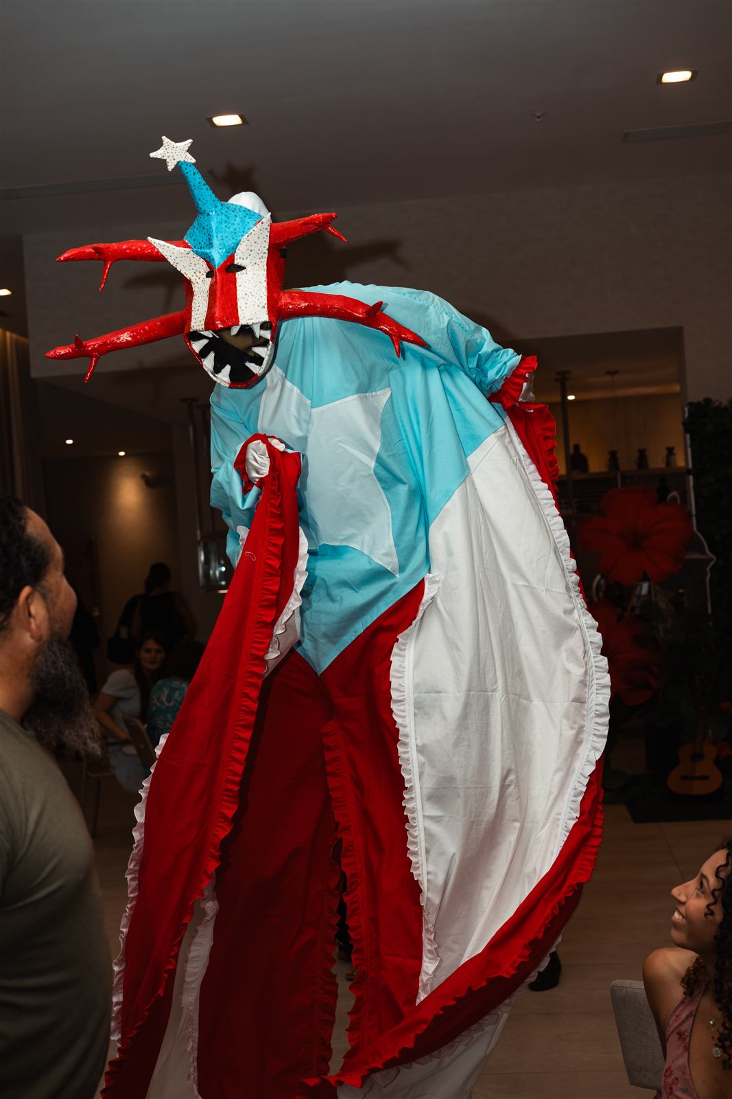 Zanquero con vestuario de la bandera de Puerto Rico