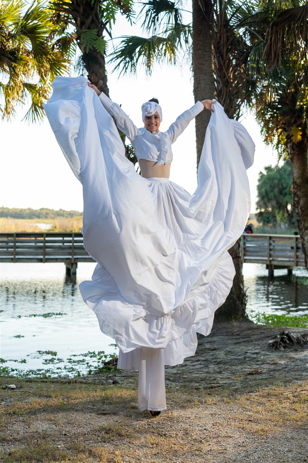 Zanquera con vestido blanco de vuelo