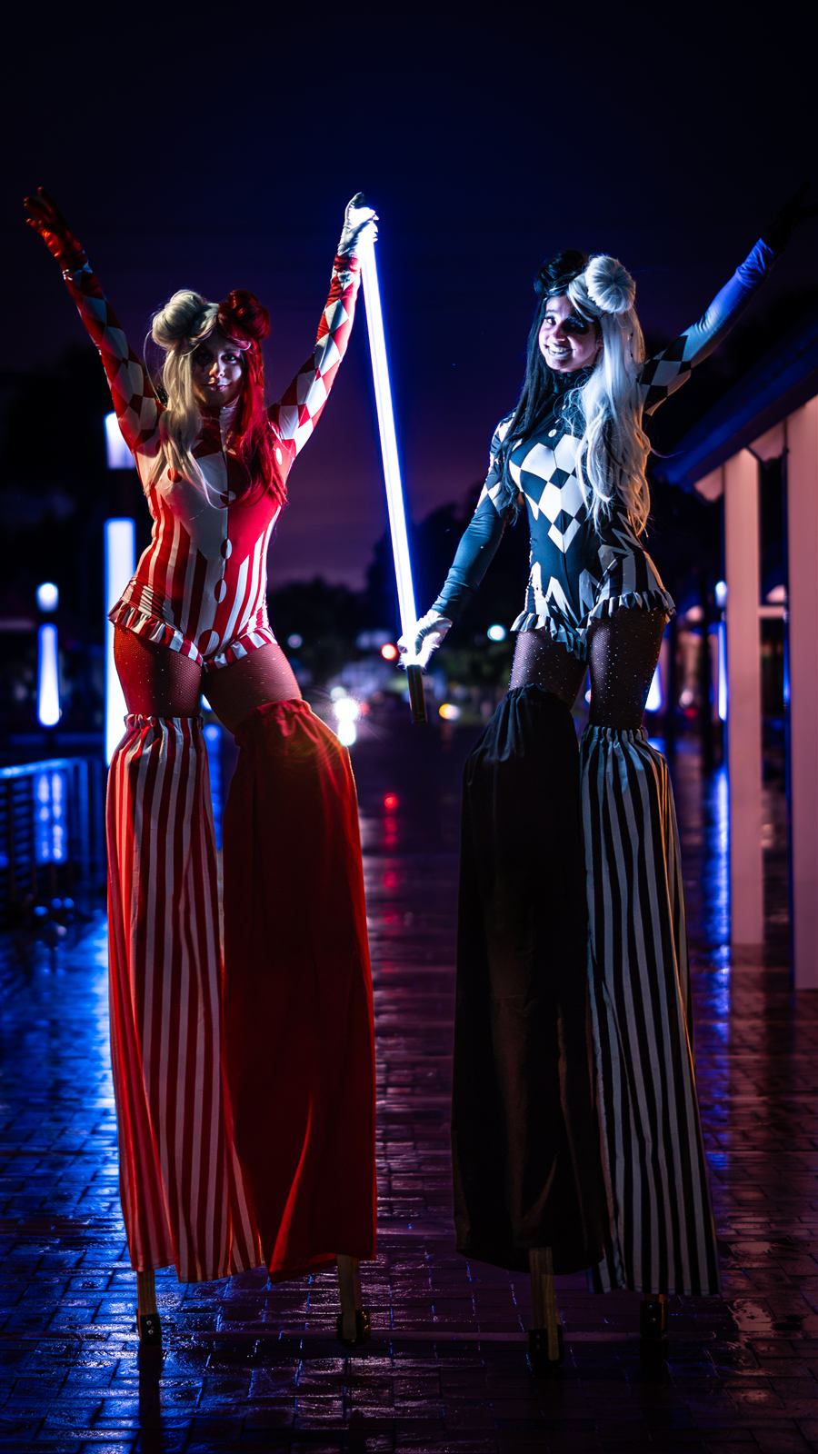 Zanqueros con trajes de luces LED