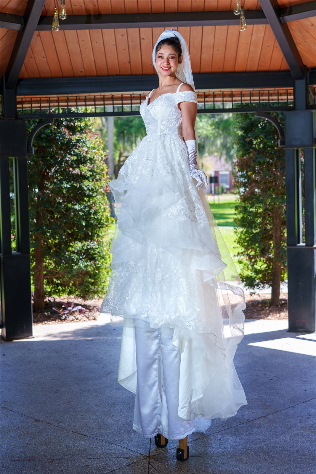 Zanquera con vestido de novia
